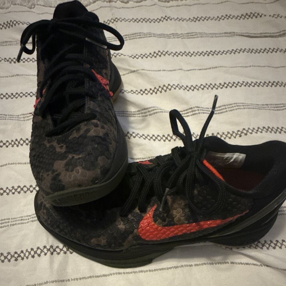 Nike Kobe 8 Low Top Basketball Sneakers Black/Red Camo Lace Up size 4Y
